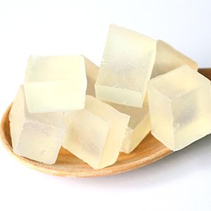 4% Glycerin : A powerful humectant, it holds onto moisture, keeping your skin hydrated all day long.