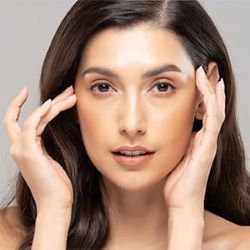 Brightens Skin & Fades Dark Spots